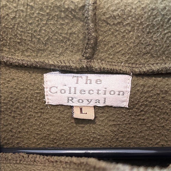 Elegant Olive Cape with Button Accent - Picture 2 of 6